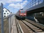 143 832 mit ziel Naumburg (S) Hbf beim einfahren in den Bahnhof Halle-Ammendorf am 13.5.15