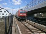 143 859 mit ziel Eisenach beim einfahren in den Bahnhof Halle-Ammendorf am 13.5.15