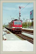 BR 143/441657/die-143-953-8-erreicht-mit-einem Die 143 953-8 erreicht mit einem RB/RE Freiburg im Breisgau, welches damals noch über Formsignale verfügte. 
(Gescanntes Bild) 
April 1998