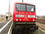 Schriftzug der 143 810 im Bahnhof Halle-Nietleben am 27.1.18