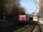 143 037 als S7 mit ziel Halle/Saale Hbf aus Richtung Halle-Nietleben kommend bei der Einfahrt in den Bahnhof Halle-Zscherbener Strae am 28.2.18