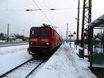 143 871 steht mit ihrer S7 im Bahnhof Halle-Nietleben am 7.3.18