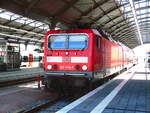 BR 143/621624/143-034-steht-als-s9-mit 143 034 steht als S9 mit ziel Eilenburg im Bahnhof Halle/Saale Hbf am 26.7.18