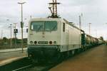 BR 143/637112/scanbild-von-143-001-mit-ein Scanbild von 143 001 mit ein BASF-Zug in Weimar am 26 Jänner 2000.