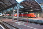 BR 143/721177/143-012-mit-dem-re18-mit 143 012 mit dem RE18 mit ziel Jena Paradies im Bahnhof Halle/Saale Hbf am 2.11.20