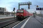 143 957 von Eilenburg kommend bei der Einfahrt in den Endbahnhof Halle/Saale Hbf am 16.3.21