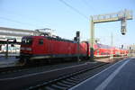 BR 143/776364/143-932-verlsst-als-s47-mit 143 932 verlsst als S47 mit Ziel Halle-Trotha den Bahnhof Halle/Saale Hbf am 5.3.22