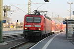 143 932 von Eilenburg kommend bei der Einfahrt in den Endbahnhof Halle/Saale Hbf am 24.3.22