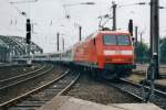 BR 145/479208/am-1-februar-2000-treft-145 Am 1 Februar 2000 treft 145 007 mit Belgischen I-11 Wagen in Kln Hbf ein.