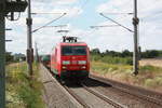 BR 145/707941/145-048-mit-einem-gueterzug-bei 145 048 mit einem Gterzug bei der durchfahrt in Zberitz am 22.7.20