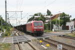 145 045 mit einem Gterzug bei der Durchfahrt im Bahnhof Niemberg am 5.7.21