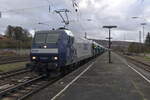 Mit dem Mittags-Audizug durchfährt die RBH 145 026 am 20.11.2023 Neckarelz gen Heidelberg.