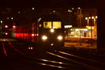 Nachtaufnahme eines Kohlependelzuges der am Abend  des 21.2.2024 in Neckarelz auf Ausfahrt in Richtung Heidelberg wartet. Das Bild entstand ohne Stativ, nur auf einen Handlauf aufgelegt. 