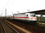 BR 146/587550/145-566-5-mit-einen-ic2-bei 145 566-5 mit einen IC2 bei der durchfahrt im Bahnhof Leipzig-Messe am 12.11.17