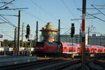 146 022 verlässt als RE8 mit ziel Magdeburg Hbf über Dessau Hbf den Bahnhof Halle (Saale) Hbf am Morgen des 2.7.19
