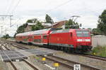 BR 146/743262/146-015-mit-dem-re30-mit 146 015 mit dem RE30 mit Ziel Halle/Saale Hbf bei der Einfahrt in den Bahnhof Niemberg am 5.7.21