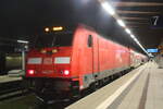 BR 146/776303/146-277-mit-dem-re1-mit 146 277 mit dem RE1 mit Ziel Hamburg Hbf im Bahnhof Rostock Hbf am 4.1.22