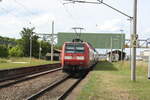 BR 146/784193/146-007-mit-ziel-hallesaale-hbf 146 007 mit Ziel Halle/Saale Hbf bei der Durchfahrt am Haltepunkt Leuna Werke Sd am 1.6.22