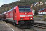 BR 146/836362/am-29-dezember-2023-halt-146 Am 29 Dezember 2023 halt 146 234 mit Teilwerbung und zweistündlich verkehrender RE nach Konstanz in Hornberg.