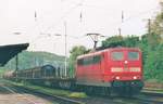 Am 1 September 2005 durchfahrt 151 042 Köln West.
