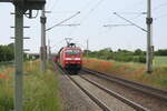 BR 152/742141/152-071-mit-einem-gueterzug-bei 152 071 mit einem Gterzug bei der Durchfahrt in Zberitz am 9.6.21