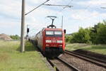 BR 152/784197/152-126-mit-einem-gueterzug-bei 152 126 mit einem Gterzug bei der Durchfahrt am Haltepunkt Leuna Werke Sd am 1.6.22