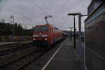 152 106 mit dem mittäglichen Audizug gen Heidelberg fahrend in Gleis1 zu sehen in Neckarelz am Nikolaustag 2023