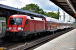 BR 182/509851/182-025-7-stand-mit-einen-regionalzug 182 025-7 stand mit einen regionalzug im hauptbahnhof magdeburg,22.06.16