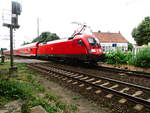 102 024 verlässt als RE1 mit ziel Magdeburg Hbf den Bahnhof Güsen (b Genthin) am 2.6.18
