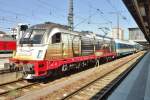 Noch immer gratuliert Arriva 183 001 Deutschlands Eisenbahnen am 4 Juni 2015 in München Hbf.