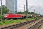 BR 185/418867/stahlzug-mit-kesselwagen-mit-185-033 Stahlzug mit Kesselwagen mit 185 033 treft am 30 Mai 2014 in Mannheim Hbf ein.