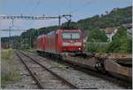 BR 185/626664/die-db-185-088-2-an-der Die DB 185 088-2 an der spitze und die 185 130 mit einen einem Güterzug auf der Alten Hauensteinlinie bei der Durchfahrt in Läufelfingen. 
7. August 2018  