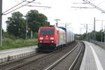 BR 185/741950/185-205-mit-einem-gueterzug-bei 185 205 mit einem Gterzug bei der Durchfahrt in Zberitz am 9.6.21
