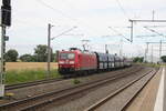 BR 185/743258/185-057-mit-einem-gueterzug-bei 185 057 mit einem Gterzug bei der Durchfahrt im Bahnhof Niemberg am 5.7.21