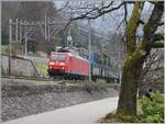 Die DB 185 114-6 ist mit dem Novellis Zug von Sierre nach Göttingen bei Villeneuve auf der Fahrt in Richtung Lausanne.