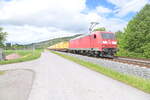 Thüngersheim gen Würzburg fahrend ist am Sonntag den 5.5.2024 die 185 056-9 mit eim DHL Kastelzug unterwegs.