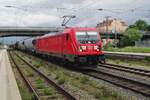 br-187/776596/db-cargo-187-187-zieht-ein DB Cargo 187 187 zieht ein Mischer durch Regensburg Hbf am 27 Mai 2022.