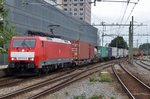 BR 189/505360/intermodalzug-mit-189-073-durchfahrt-am Intermodalzug mit 189 073 durchfahrt am Abend von 29 Juni 2016 Tilburg.