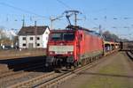 FORD-PKW-Zug mit 189 052 dnnert am 27 Mrz 2017 durch Dillingen.