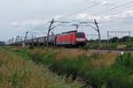 BR 189/700948/oelzug-mit-189-076-durchfahrt-valburg Ölzug mit 189 076 durchfahrt Valburg CUP am 3 Juni 2020.