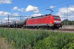 BR 189/705507/dbc-189-044-zieht-ein-kesselwagenzug DBC 189 044 zieht ein Kesselwagenzug durch Valburg CUP am 12 Juli 2020. Beobachte die automatische Kuppung, vorgesehen für Loks im Eisenerzverkehr.