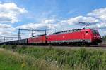 BR 189/705509/bleizug-mit-189-823--einst-in Bleizug mit 189 823 -einst in weiss, jetzt in rot- passiert am 12 Juli 2020 der Fotograf in Valburg.
