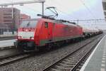 BR 189/765865/kesselwagenzug-mit-189-077-macht-pause Kesselwagenzug mit 189 077 macht Pause an grauen 3 Februar 2022 in Zwolle.