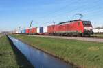 BR 189/803332/dbc-189-070-zieht-ein-containerzug DBC 189 070 zieht ein Containerzug nach Duisburg durch Valburg CUP am 8 Februar 2023.