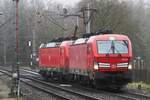 br-193-vectron/760289/lokzug-mit-193-324-an-der Lokzug mit 193 324 an der Spitze treft am 17.Dezember 2021 aus Deutschland kommend beim Bahnübergang von Venlo-Vierpaardjes in die Niederlände ein.