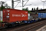 containerwagen/508497/containertragwagen-der-gattung-sgnss-60zugelasser-auf containertragwagen der gattung SGNSS 60,zugelasser auf 30 80 4532 523-9,aufgenommen in hh-harburg,24.05.16