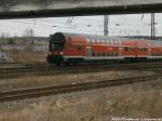 Mit Steuerwagen voraus verlsst 143 959 den Bahnhof Naumburg (Saale) am 24.2.15