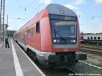 Mit Steuerwagen voraus steht 143 867 als S7 mit ziel Halle (S) Hbf im Bahnhof Halle-Nietleben bereit am 15.5.15