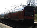 Der DABbuzfa760 Steuerwagen von 143 034 im Bahnhof Halle-Zscherbener Strae am 28.2.18