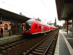 Mit steuerwagen voraus kommt 182 017 als RE1 in den Bahnhof Schwerin Hbf eingefahren am 30.9.18